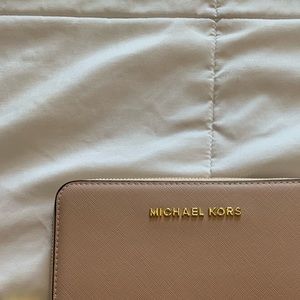 Micheal Kors Light Pink Wallet